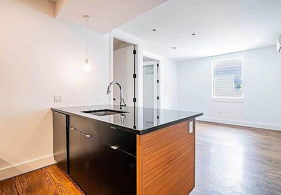 3rd image of 192 Hawthorne St #3AA