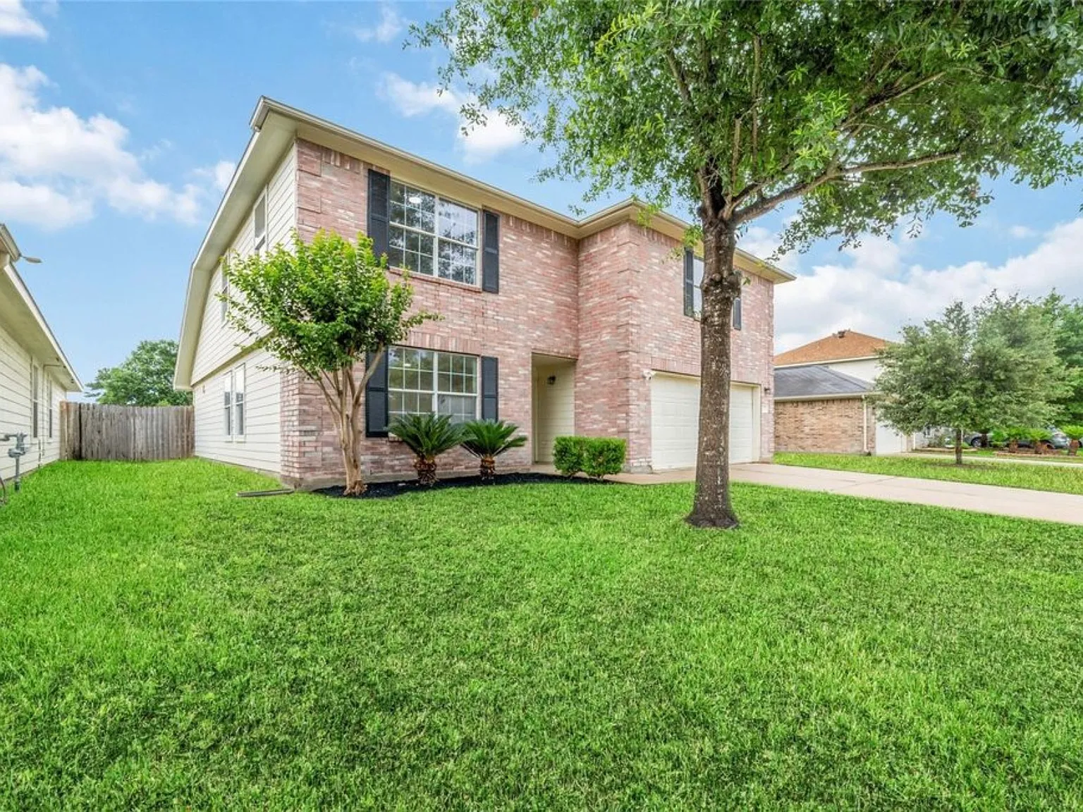 4 bed, 2.5 bath, 2535 sqft, $2,300 — Photo 2