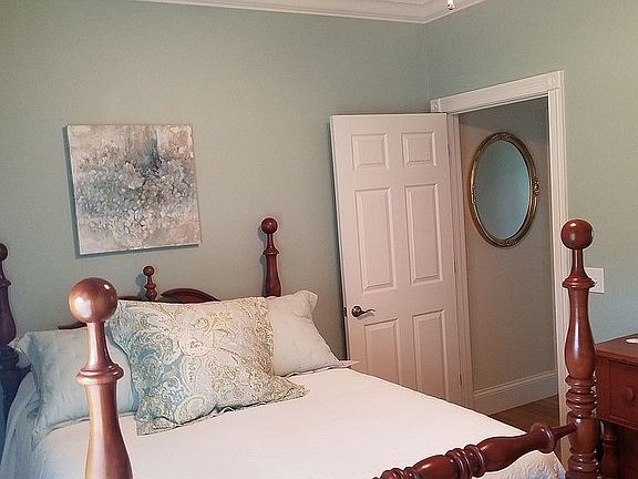 Second upstairs bedroom 