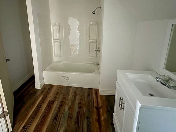 3rd image of 922 Montague St