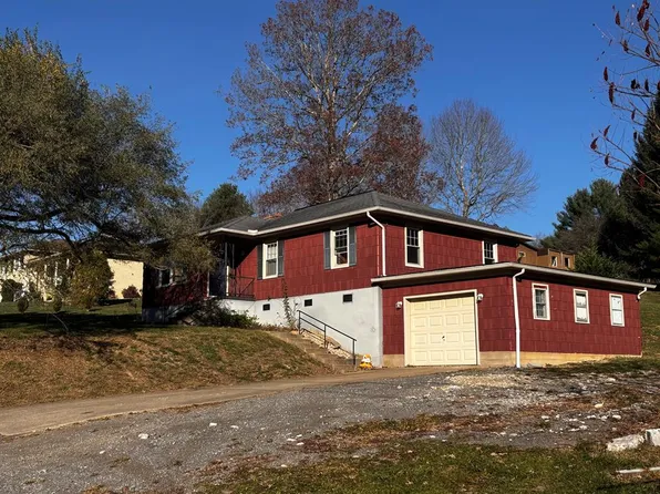 139 Spring St, Shady Spring, WV 25918