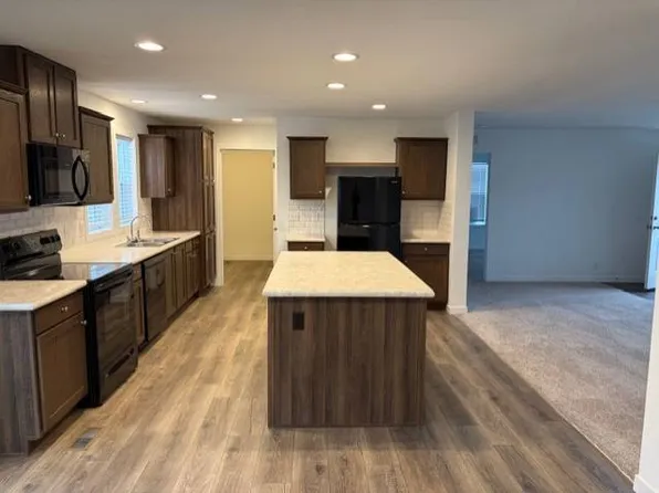 1070 E Park St #P1070, Gardner, KS 66030