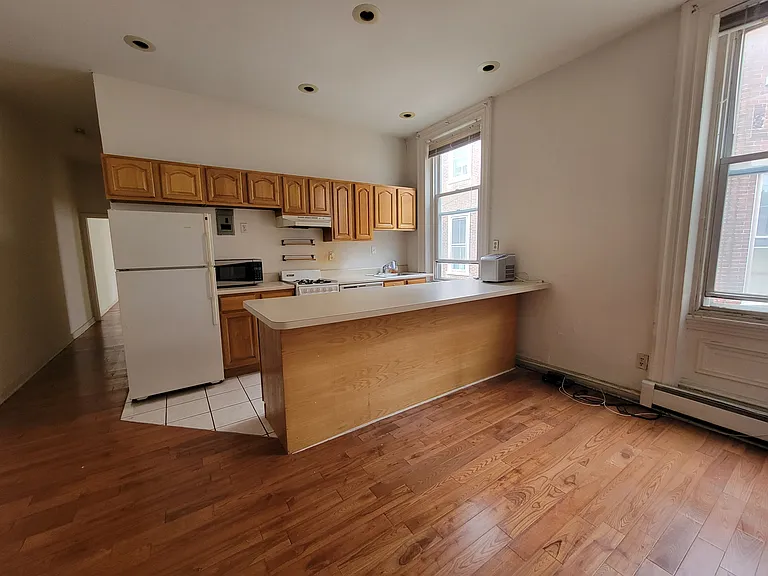 2022 Spring Garden St #2R — Photo 1