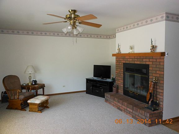 Living Room
						:
						Fireplace and ceiling fan