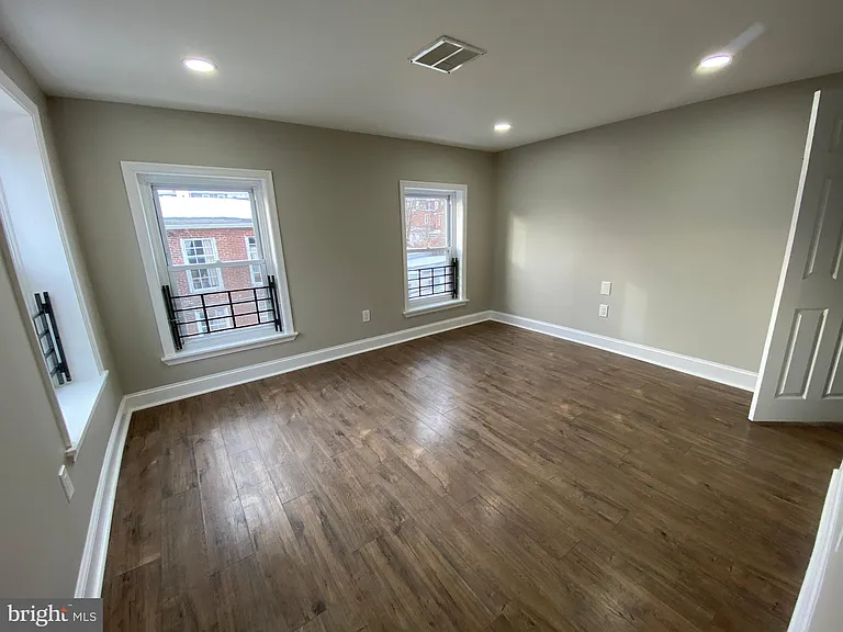 220 Pearl St — Photo 17