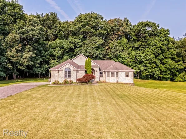 597 Country Meadows Trl, Ortonville, MI 48462