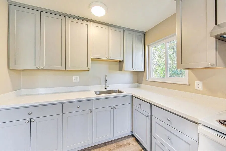 Renovated Bright 2 Bed 1 Bath - 2nd Floor Unit! Great Location — Photo 3