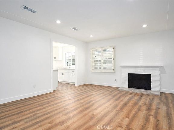 5th image of 2495 Lawrence Ave