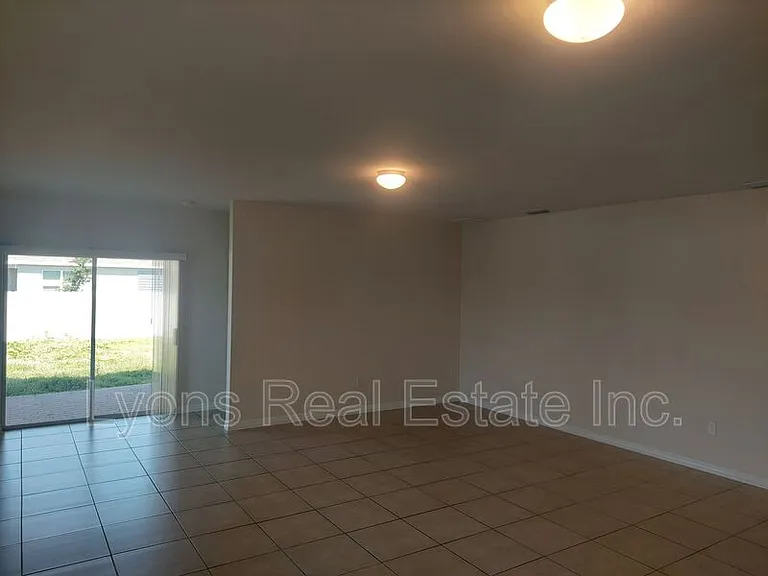 326 SW 24th Pl — Photo 8