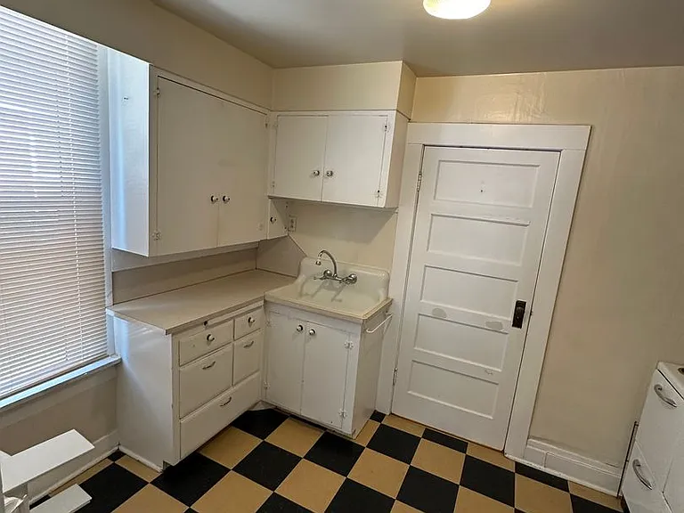 1207 W Washington St — Photo 4