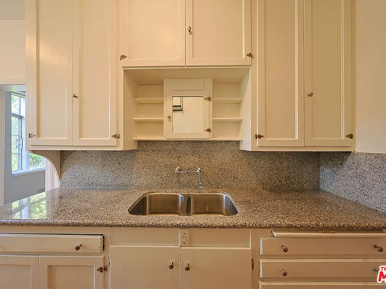 1314 N Hayworth Ave #303 — Photo 9
