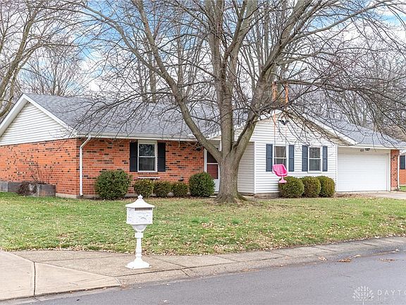 3rd image of 825 Hawthorne Dr