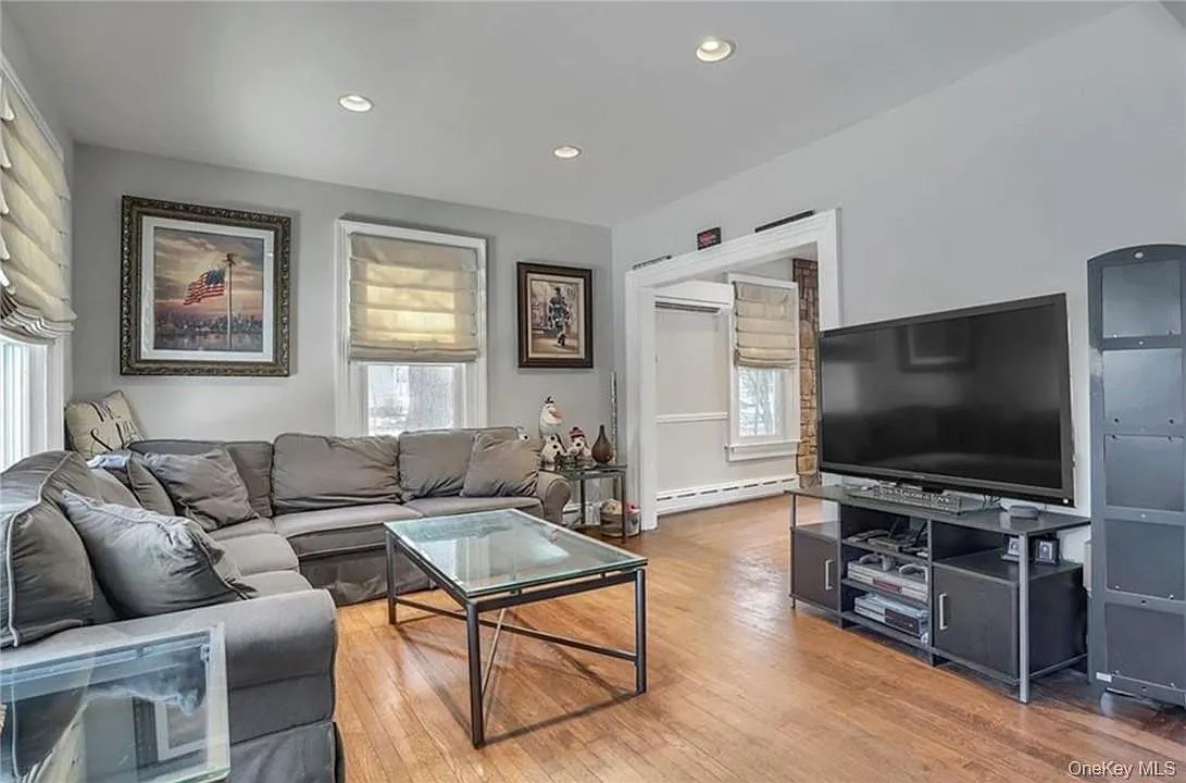 2 bed, 1.0 bath, 1350 sqft, $3,250 — Photo 4