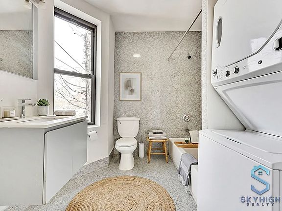 4th image of 479 Warren St #4E