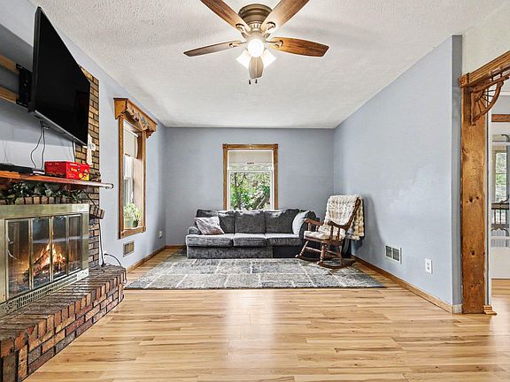 4th image of 513 S Farmer St