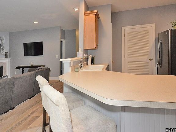 4th image of 328 Ballston Ave APT 1
