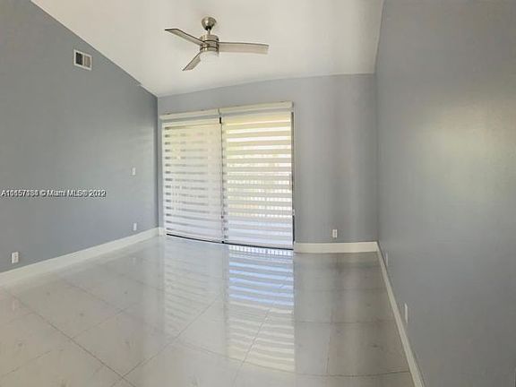 3rd image of 1021 W Sunrise Blvd #301