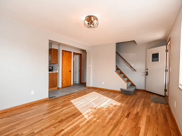 406 Irwin Ln — Photo 8