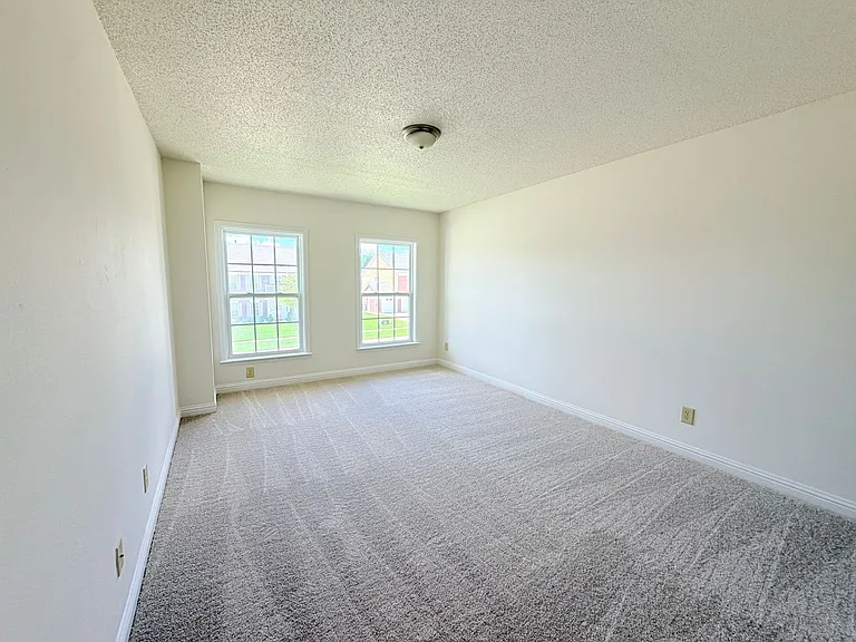 2946 Heirloom Ln — Photo 32
