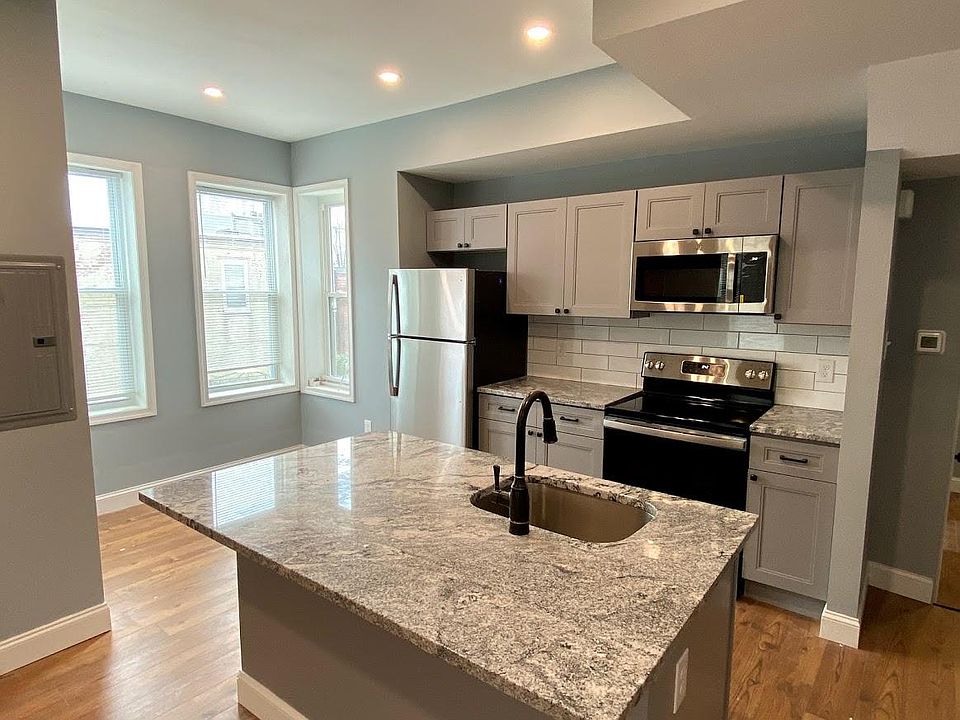 Kitchen with island - room for barstools and seating in the bumpout!