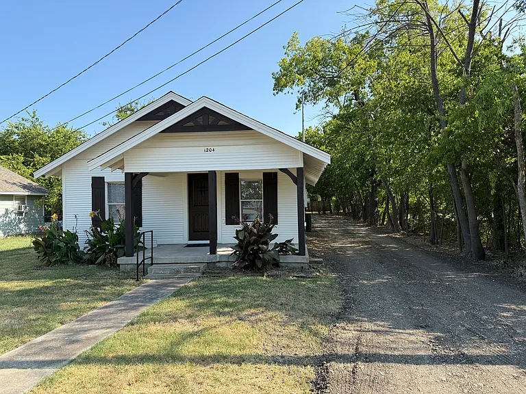 1204 Elm St — Photo 1
