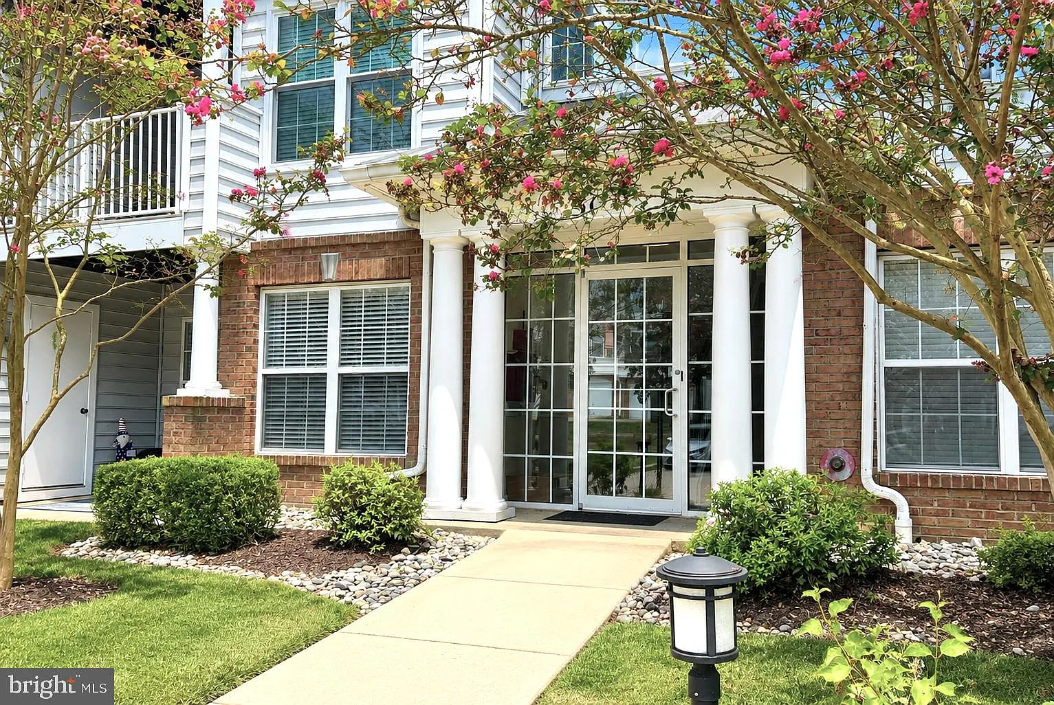 2 bed, 2.0 bath, 1081 sqft, $2,500 — Photo 2