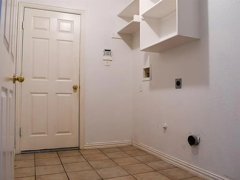 409 Royal Crest Dr — Photo 13