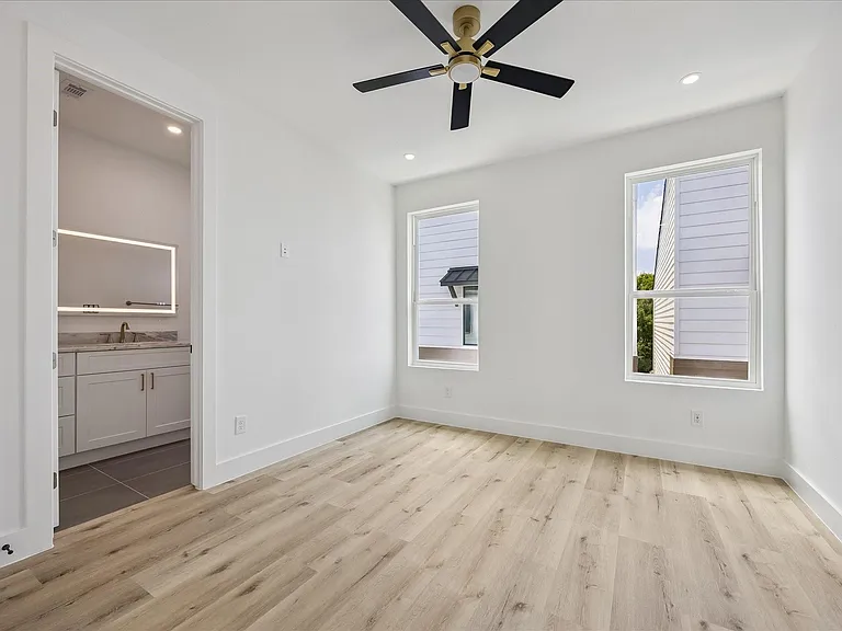 1034 W 17th St #B — Photo 17