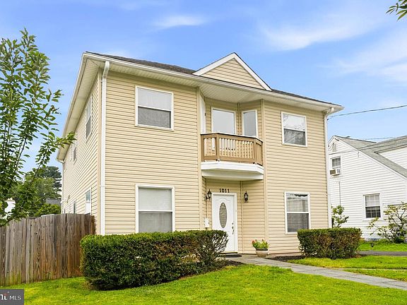 3rd image of 1011 Crawford Dr