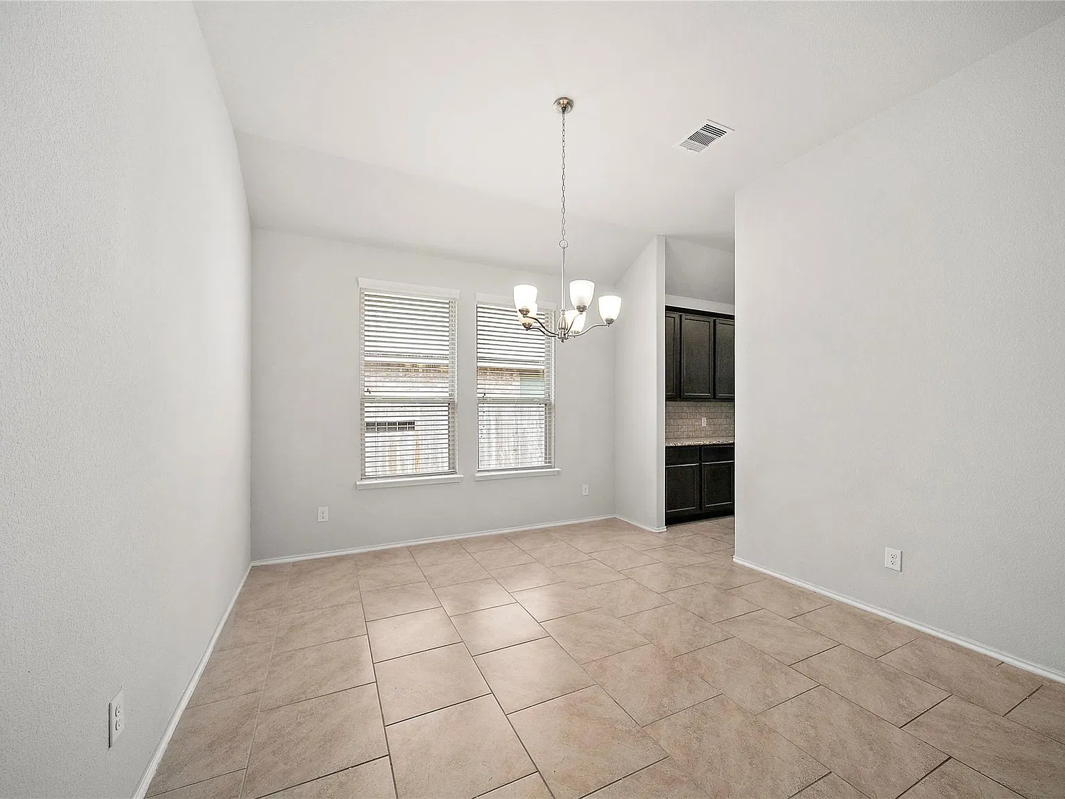 4 bed, 2.0 bath, 2471 sqft, $2,500 — Photo 3