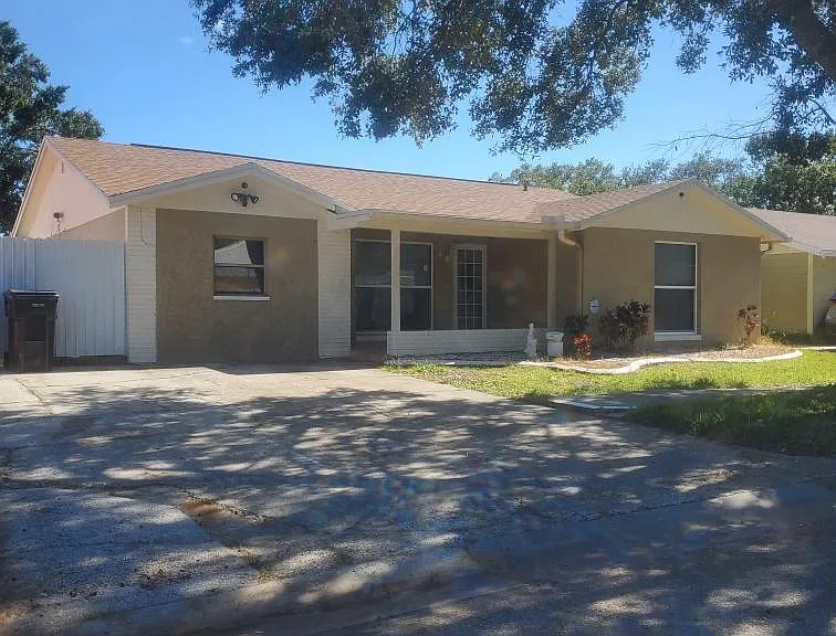 8813 Leeward Dr — Photo 1