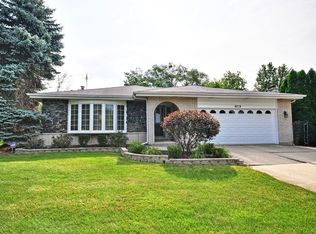 6719 Bunker Hill Cir, Downers Grove, IL 60516