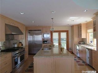 26 Old Neck Rd, Center Moriches, NY 11934