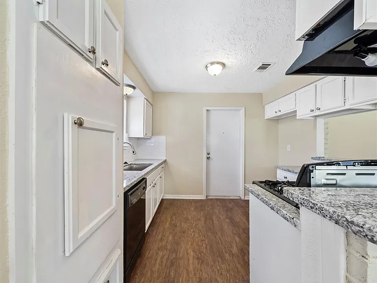 7962 Southmeadow Dr — Photo 9