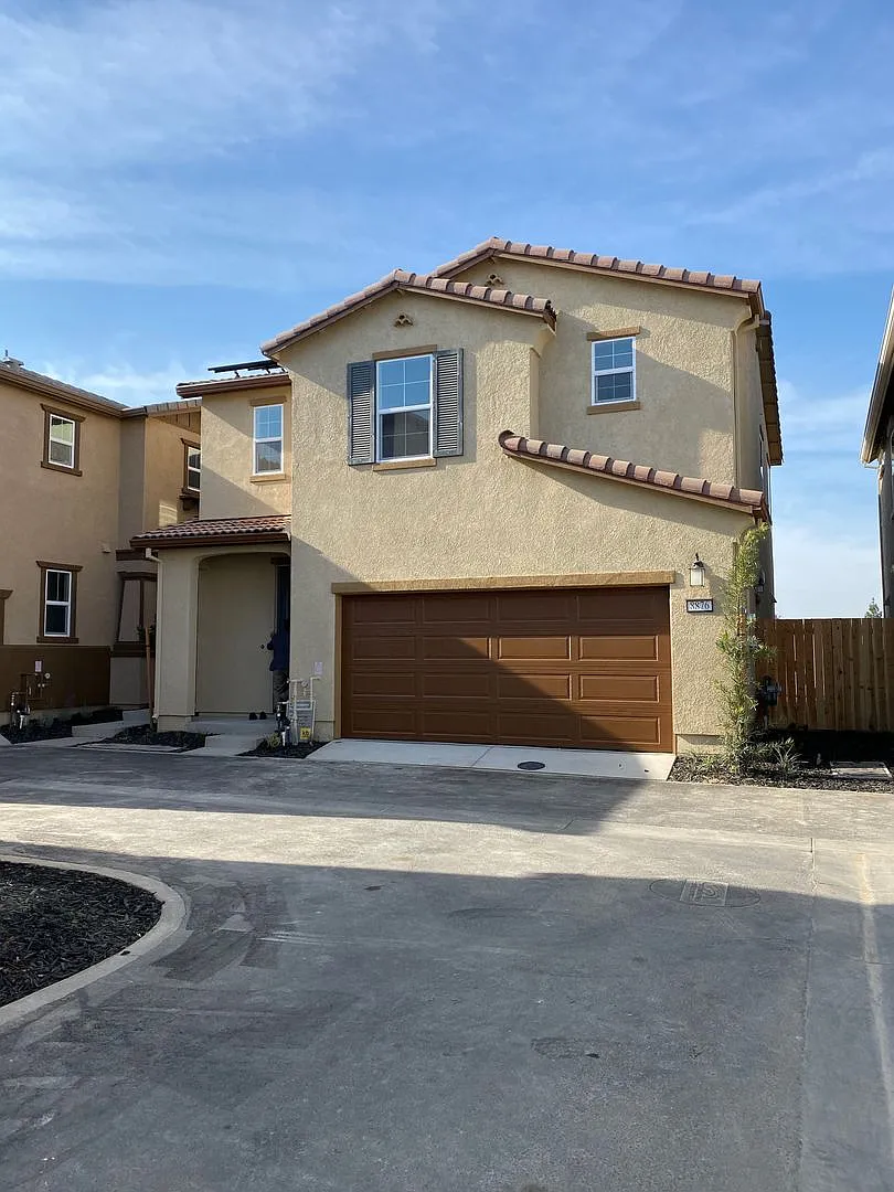 Located in Elk Grove, 3 bedroom, 2.5 bath — Photo 1