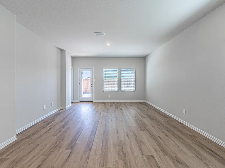 801 Leavenworth Dr — Photo 2
