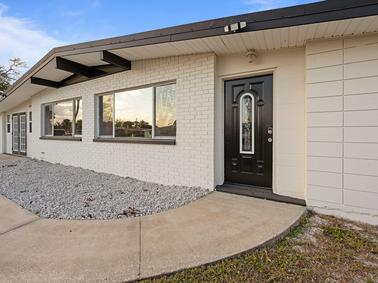320 Belair Ave — Photo 2