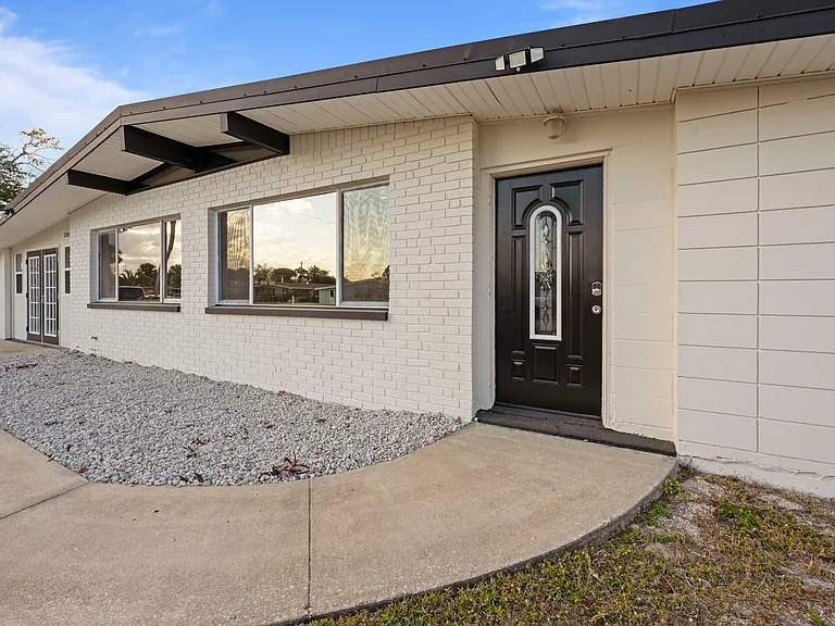 320 Belair Ave — Photo 2