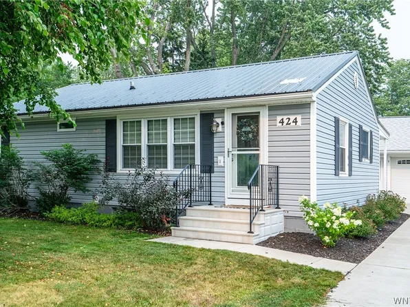 424 Sunset Dr, Hamburg, NY 14075