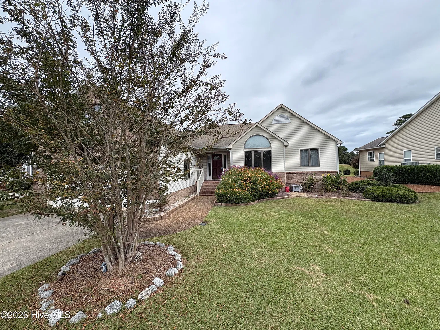 3 bed, 2.0 bath, 2296 sqft, $2,200 — Photo 2