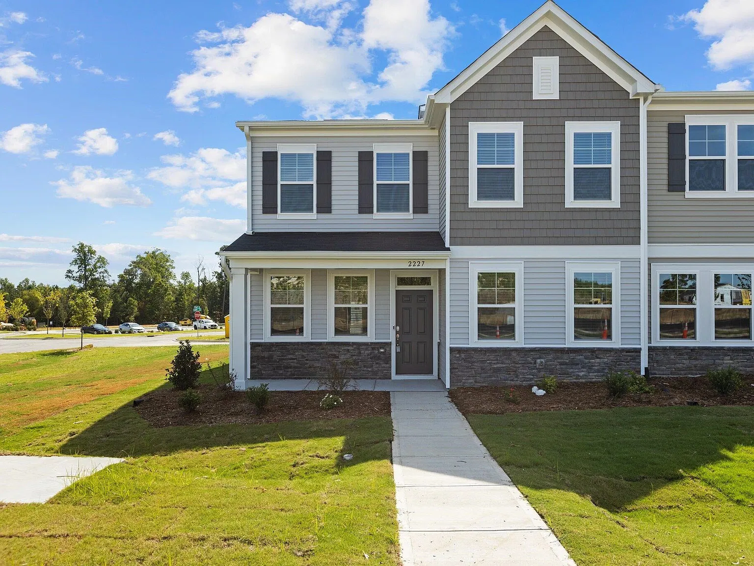 4 bed, 3.0 bath, 2516 sqft, $2,395 — Photo 1