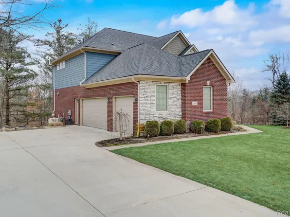 304 Valley View Dr, Oxford, MI 48371
