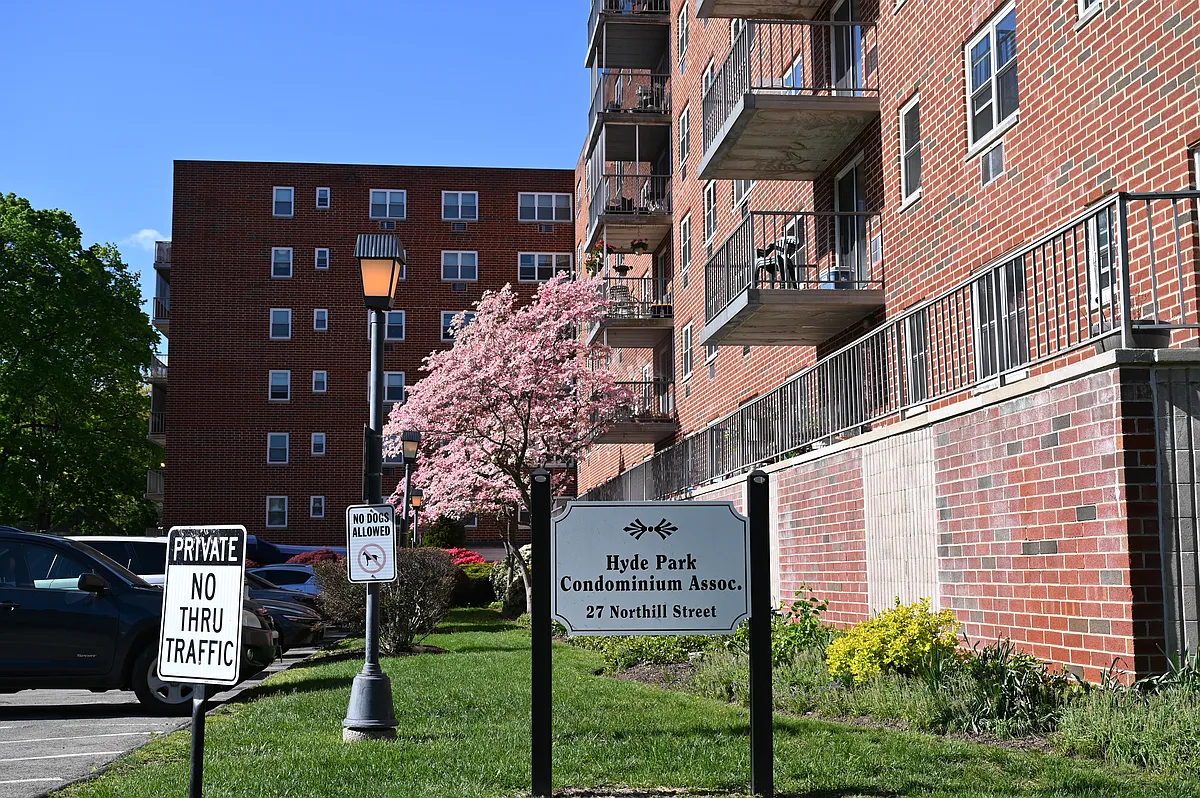 Building Photo - 27 Northill St #6U