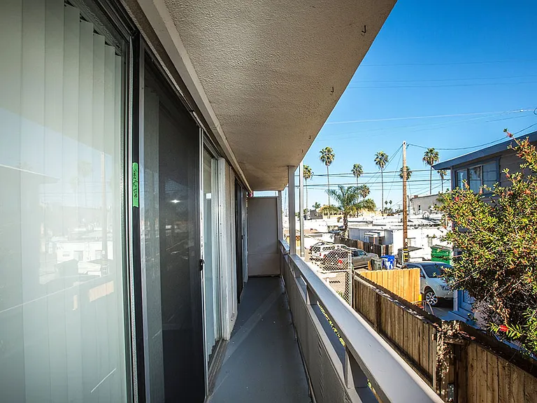 Surfcaster Apartments — Photo 3