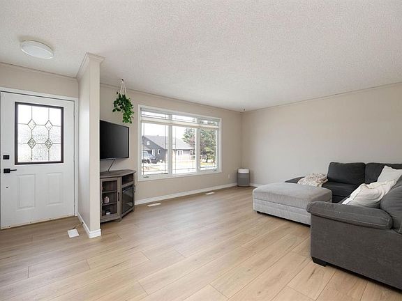 5th image of 105 N Oaks Cres