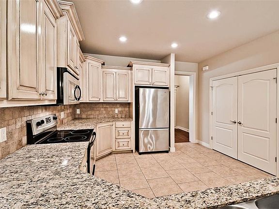 4th image of 4035 N Meadow View Dr