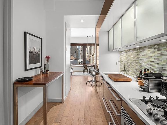 2nd image of 75 Wall St #30L