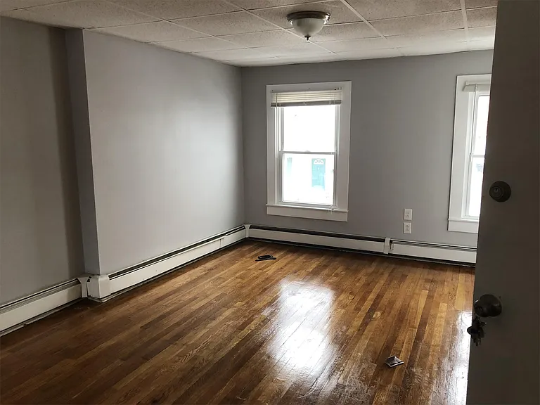 27 Hudson Ave — Photo 8