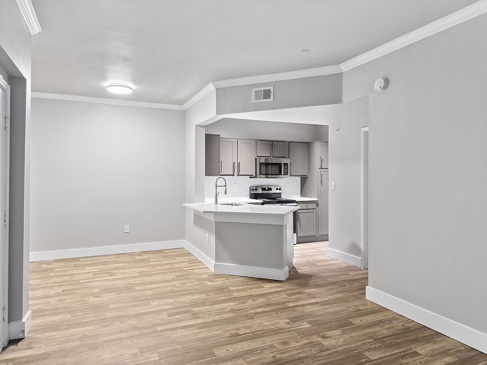 Saratoga Ridge Apartments Kitchen & Living Room