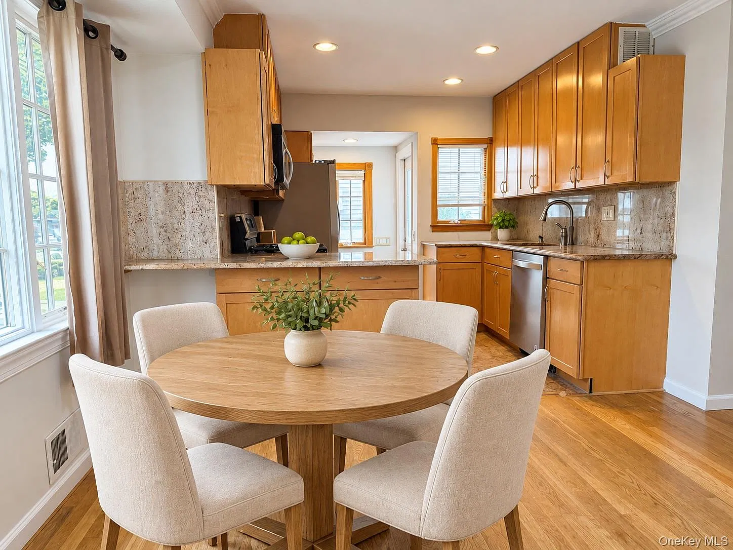 3 bed, 1.5 bath, 1200 sqft, $5,100 — Photo 3